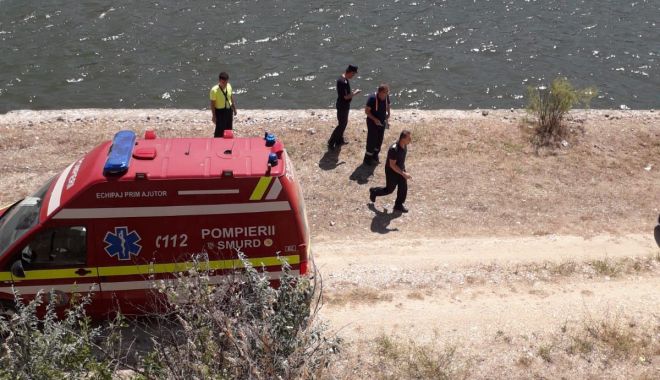ALERTĂ! Mașină cu doi oameni, căzută în Canalul Dunăre Marea Neagră - 7augustmasinacanal1-1596800793.jpg