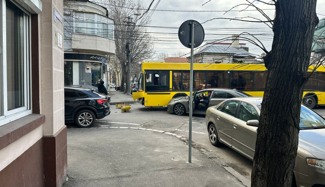 Accident între o mașină și un autobuz, într-o intersecție din municipiul Constanța - 7b2f6318d1794fd7821542d300a59e77-1734091105.jpg