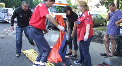 O tânără a fost rănită după ce scuterul pe care se afla a intrat într-o mașină - 7bc994dd3e582a767468b4fa61327ad0.jpg