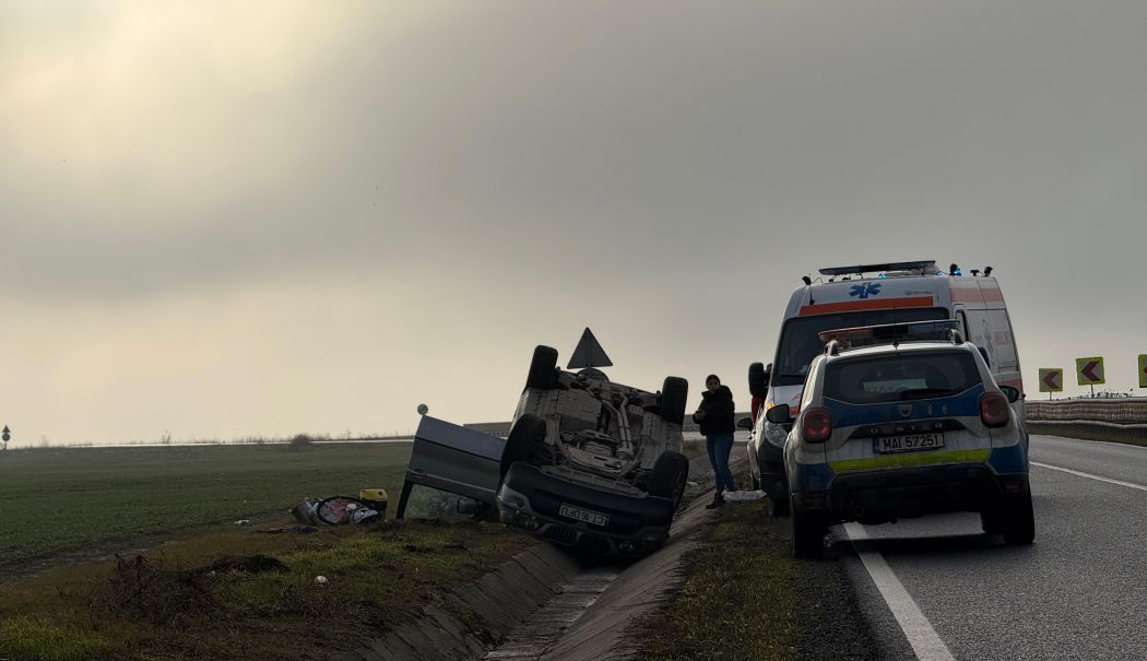 Accident rutier la ieşirea din Teriverde! Un autoturism s-a răsturnat - 7c09017748254ff3a6e6ff2f0a55a5c0-1733663209.jpg