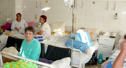 Bolnavii dorm câte doi, în paturi rupte și pe canapele aduse din sala de așteptare - 7c18c315d71119489192f48f2b84ad73.jpg