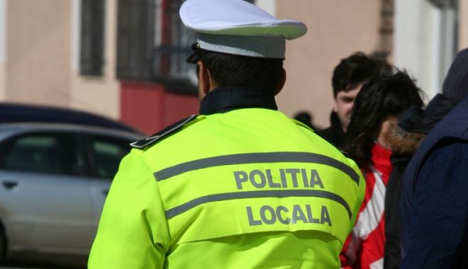 Focuri de armă! Un polițist a fost luat pe capotă de șoferul unui BMW, care a parcat neregulamentar - 7cb6bc48politistlocal-1554371850.jpg
