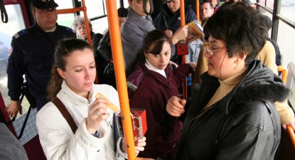Controlorii RATC se fac că nu-i văd pe romii fără bilet - 7d3029aebef6762e96d7b267c221703a.jpg
