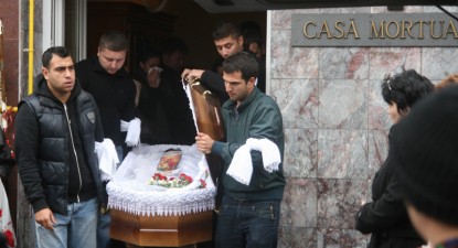 Sicriul tânărului care s-a sinucis, plimbat prin tot orașul înainte de a fi dus la groapă (galerie foto) - 7d81e8630c670ea086c1b633c19f3721.jpg