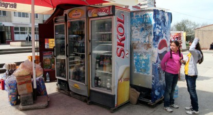 Urinează unde nimeresc, sub ochii copiilor - 7dec5d68b7344d42299dc83a75c13fed.jpg