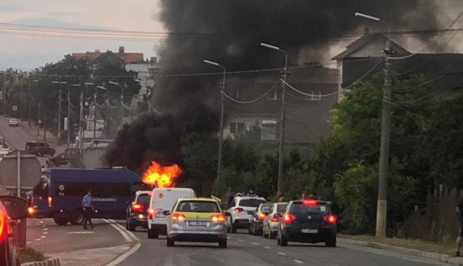 VIDEO / MAȘINĂ ÎN FLĂCĂRI, în Agigea. Traficul este blocat - 7eb4ed9e9d4d46edaa8e6493515aa6df-1625334616.jpg