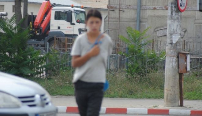 Arse cu țigara, tăiate pe față sau ținute în canal! Povestea copilelor obligate să cerșească - 7flashinterviucersetoriainflores-1567160573.jpg