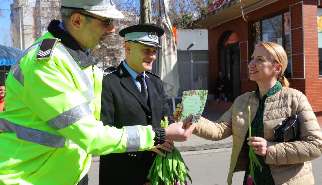 Poliţiştii locali le-au împărţit flori şi felicitări doamnelor şi domnişoarelor din Constanţa - 7g2a2790-1678287781.JPG
