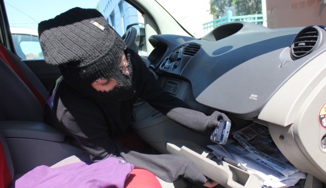 Pușlamalele care sparg mașini în Constanța, găsite de polițiști - 7septembriefurturi-1410088339.jpg