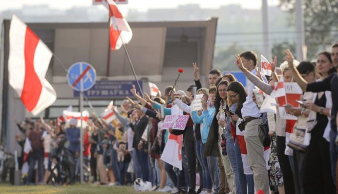 Zeci de mii de oameni au protestat la Minsk, strigând sloganuri ca 