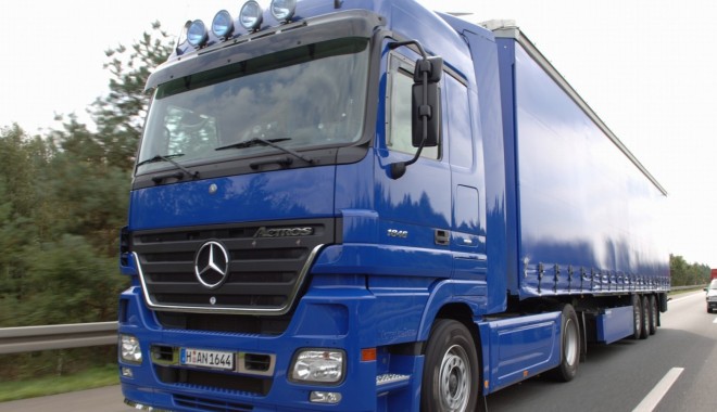 Un TIR a făcut prăpăd doi stâlpi, în Medgidia - 800950tir1-1350126386.jpg