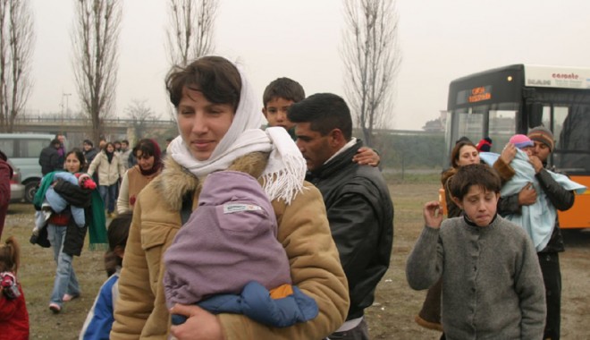 Primăria Cernavodă a inițiat un program de ajutorare a familiilor de romi - 82050tigani-1363965270.jpg