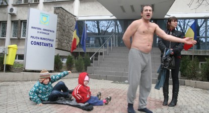 Scandal monstru în fața Poliției Municipiu! - 8286f4b931bdbc0e64dfd484fc6c12e5.jpg