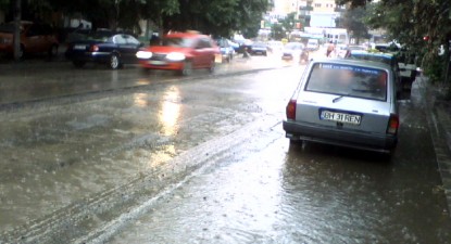 Cum conduceți mașina pe timp de ploaie (1) - 84659ce486a65af61d72685cdd4f973d.jpg