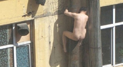 Un chinez a fugit gol pușcă de raidul poliției la un bordel - 858a7d21421b7492a5c8a80b02b65822.jpg