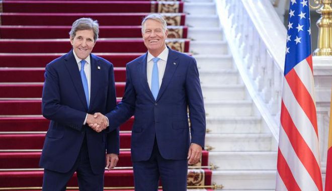 Klaus Iohannis a discutat cu John Kerry despre investițiile în energie verde și tranziția climatică