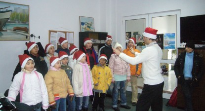 Copiii de la Adăpostul de zi și de noapte au colindat redacția 