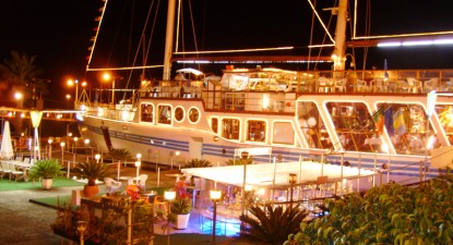 Handbalistele Tomisului s-au fotografiat lângă yacht-ul Beatles-ilor - 872a0ab7db28f9cfb471b06f348efd55.jpg