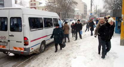 Gheața și zăpada au monopolizat trotuarele și străzile lăturalnice ale orașului, spre disperarea pietonilor - 887b30fe32445472889935c70a89446d.jpg
