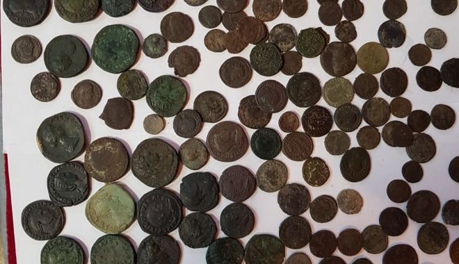 GALERIE FOTO / Peste 2.000 de monede antice, indisponibilizate de polițiști - 89dcfc04d94f48769553cc1eb8c54c5a-1639830616.jpg