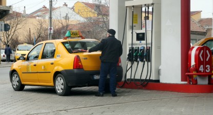 Benzinarii ne-o trag cu prețul îndoit - 8b27cf6efb8803c23e42bcdb34e98d19.jpg