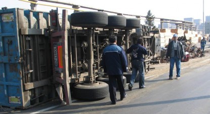 O albină a întors cu roțile-n sus un tir încărcat cu apă minerală - 8d2ffa5a3e71d0b48771dfe87d257976.jpg
