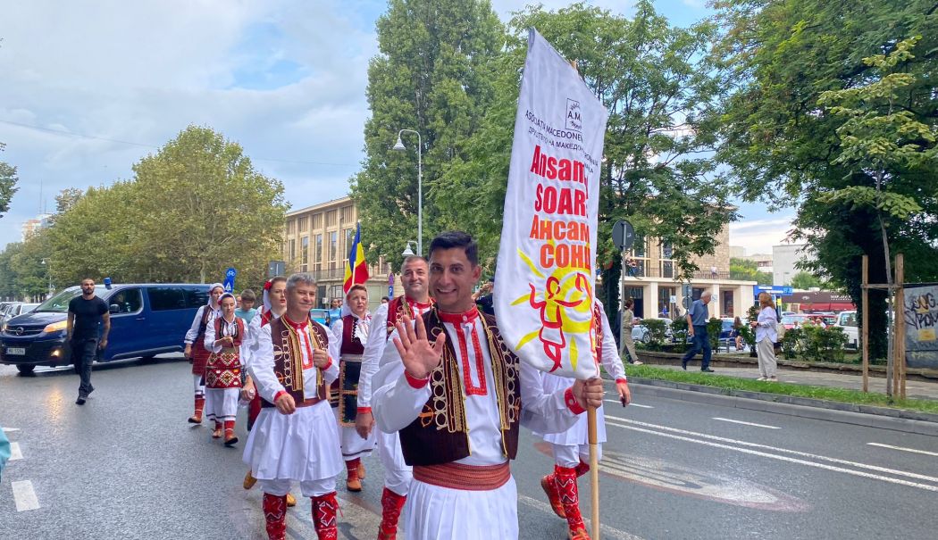 Paradă pe bulevardul Tomis. Comunitatea Turco-Tătară defilează pe străzile din Constanța
