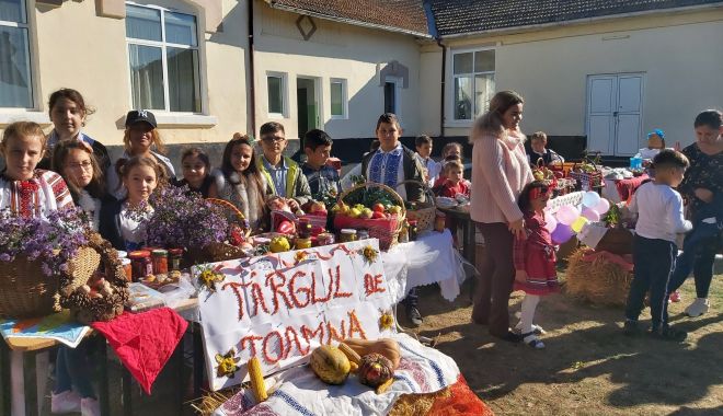 GALERIE FOTO. Valorile voluntariatului promovate, la Liceul Teoretic Negru Vodă, prin Târgul de toamnă