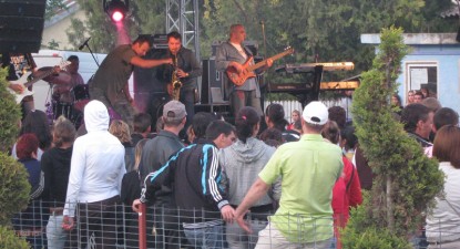 Comuna Lipnița, locul unde și-a rupt foamea gâtul, sărbătorește criza printr-un concert de 15.000 de euro - 8ebdf0bcebb4f32fe5771c9eed8e9124.jpg