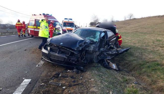 Tânăr rănit grav, după ce maşina pe care o conducea a intrat în coliziune cu un autobuz - 8eebf44329b74d58b1e64f386a5d8d31-1679676827.jpg