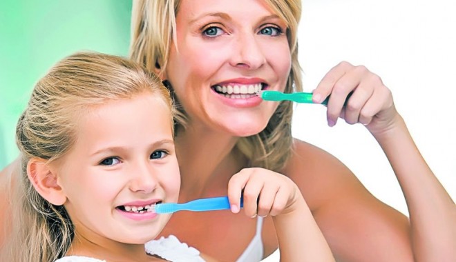 Gingiile sângerează uneori. De ce? - 8iuliemediculgingii-1373295415.jpg