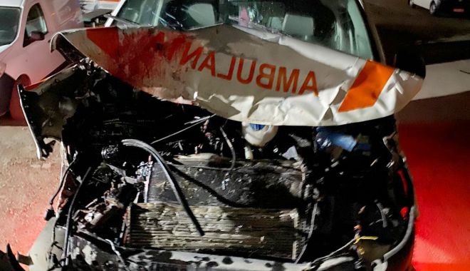 AMBULANȚĂ FĂCUTĂ PRAF, după ce a lovit doi măgari! - 8iunieambulantalovita8iunie-1591601696.jpg