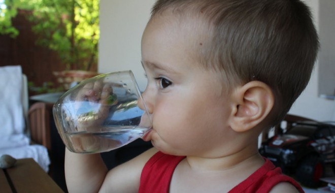 Copiii mici pot să bea apă de la frigider? - 8iuniemedicul2-1339189273.jpg