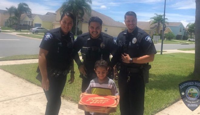 Un copil a sunat la numărul de Urgență pentru a comanda mâncare. Reacția polițiștilor - 911emergencypizza-1565342062.jpg