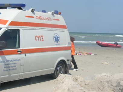 TRAGEDIE la malul mării / Un turist a făcut infarct în Marea Neagră - 945327ambulantapeplaja2-1344343965.jpg