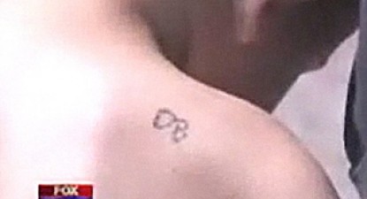 INCREDIBIL! Un tată i-a tatuat copilului de trei ani două litere pe umăr - 946aa0c612952da8d67dd338a43d5929.jpg