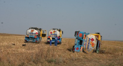 O cisternă încărcată cu motorină s-a răsturnat lângă localitatea Mihai Viteazu - 971dc6073a2e2440bc0c4a0fe51ba2a4.jpg