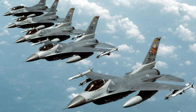 Primele F-16 olandeze au ajuns în România. Aeronavele vor fi folosite pentru antrenarea piloților ucraineni