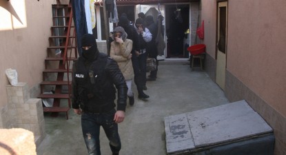 Descinderi ale mascaților în cuibul unor dealeri de droguri din centrul Constanței! - 9b0620e4bfc5ca17bb75c9895cf3e12f.jpg