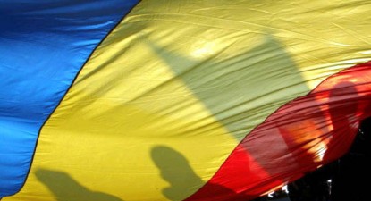 Un român a salvat, cu mâinile goale, steagul României incendiat de extremiștii sârbi - 9be1ae9822607260b323b0bb2ad60d09.jpg