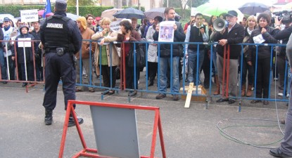 Au obosit din prima zi de protest - 9bf595f44eef588841c1ee8975f94f5c.jpg