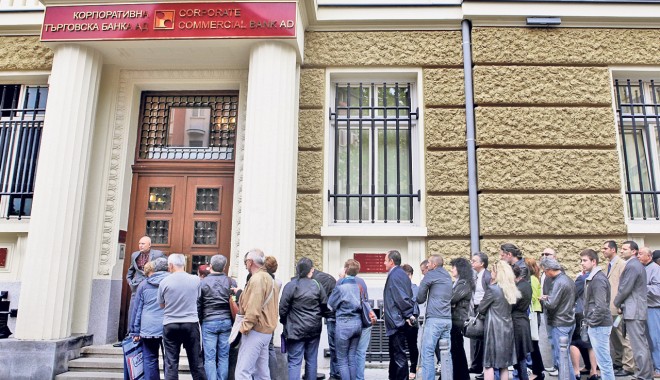 Fără precedent în ultimii 17 ani! Bulgarii stau la cozi interminabile la bănci pentru a-și retrage banii - 9coadalabancainbulgaria-1404210156.jpg