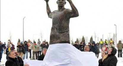 Monument în memoria lui Marian Cozma, dezvelit la Veszprem - 9d0e6b29552e8e2d0571bf1aef137c04.jpg