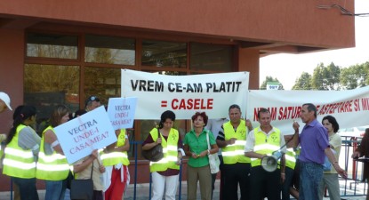 Păgubiții și-au strigat disperarea în stradă: 