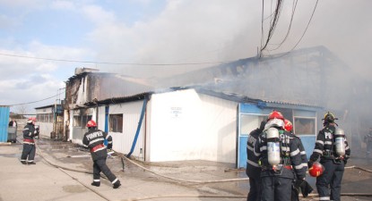 Pagube imense în incendiul de la service-ul Arrow - 9efc3646aaa71b4245abc05e39b7568a.jpg