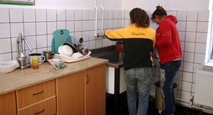 Are 21 de ani, patru copii și a rămas pe drumuri - 9f91866fed044703e3a6b673ed0c470a.jpg