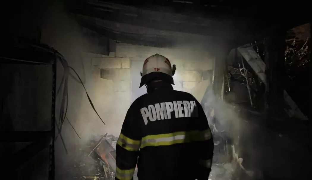 Incendiu la o locuință din Isaccea. Pompierii au salvat casa și au limitat pagubele