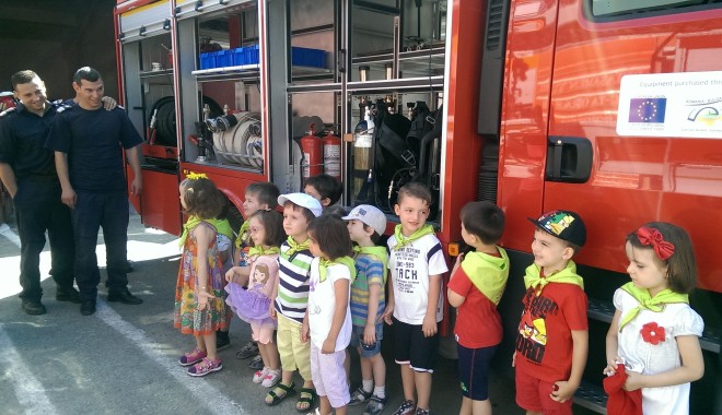 Pompierii, vizitați de copii de la Grădinița 