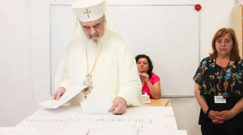 Patriarhul Daniel a votat la alegerile europarlamentare şi locale - 9iunie2024patriarhuldanielvot-1717953810.jpg
