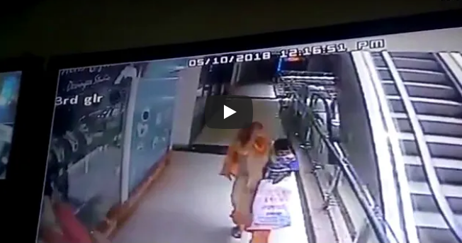 ATENȚIE, IMAGINI GREU DE PRIVIT! O mamă și-a ucis copilul, pe care l-a scăpat 3 etaje, în timp ce își făcea un selfie în mall - a-1526472787.jpg